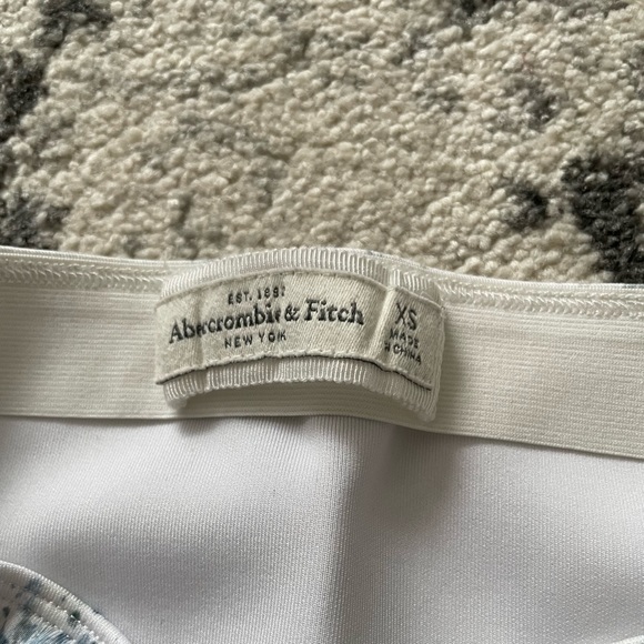 Abercrombie & Fitch - Women’s White and Blue Mini Skirt - XS - Picture 4 of 4